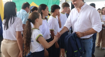 Kits escolares são entregues em mais duas cidades